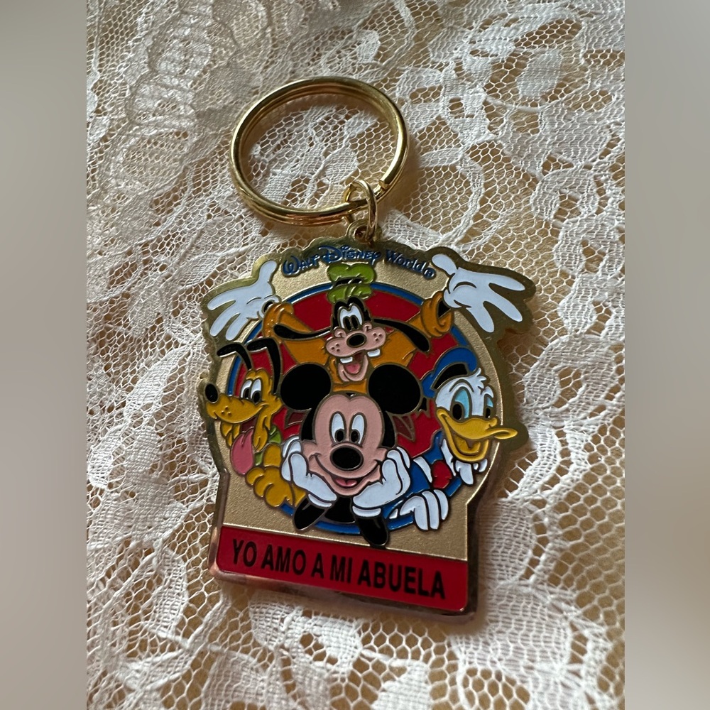 Walt Disney World Keychain with Mickey and Friends “YO AMO a MI ABUELA”